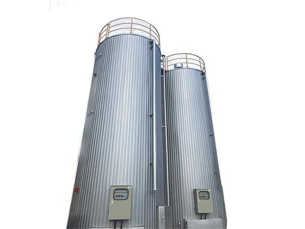 Electrically heated vertical asphalt tank