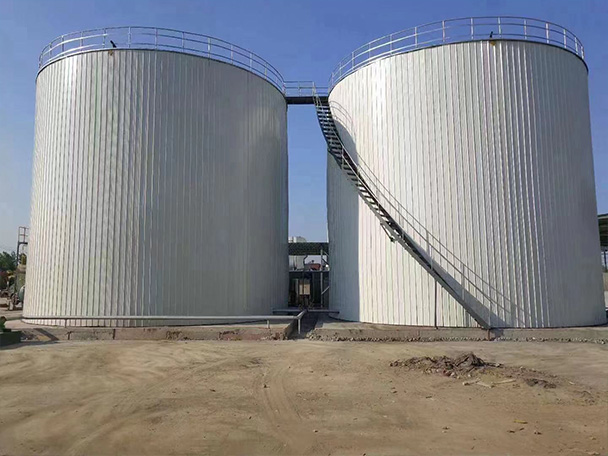 Electrically heated vertical asphalt tank