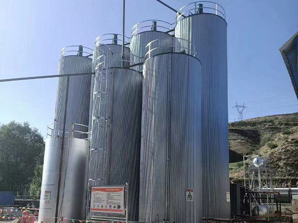 Electrically heated vertical asphalt tank