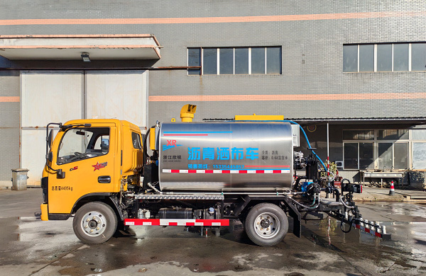 4.5-cubic-meter blue-plate intelligent asphalt spreader